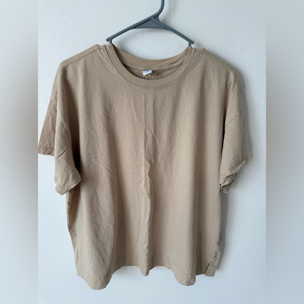 Women’s old navy T-shirt size XL. Light mustard yellow color. Worn once!!